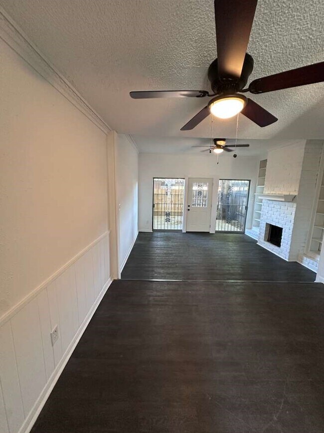 Building Photo - 7700 Creekbend Dr