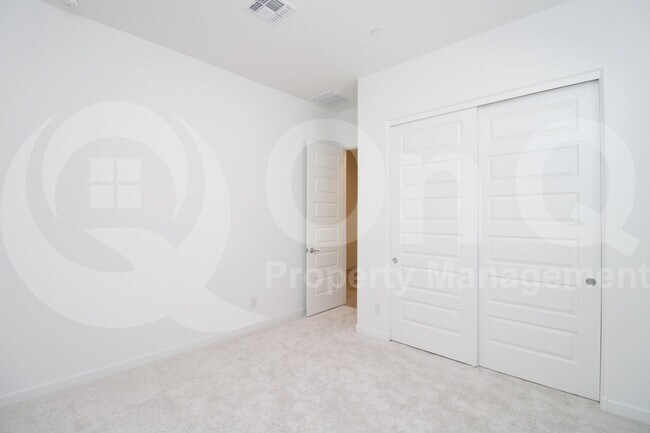 Building Photo - 3871 E Rainbow Dr