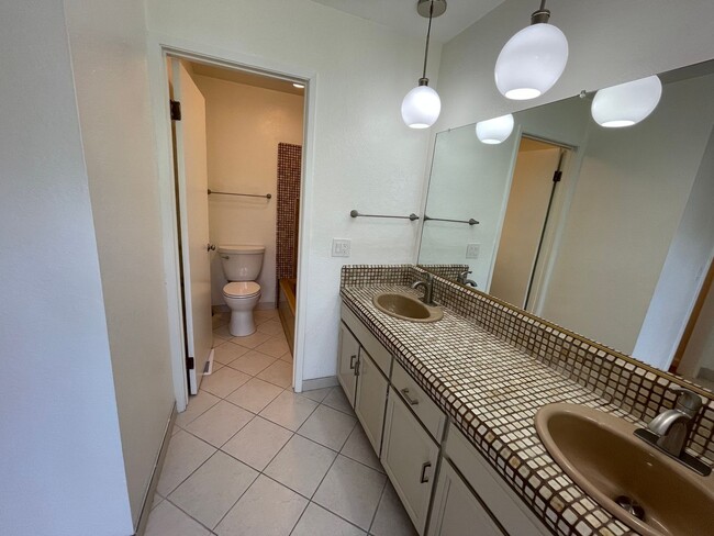 Building Photo - Spacious three bedroom home in desirable Windsor neighborhood!