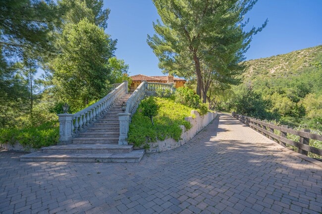 Building Photo - Private 5 Bedroom Estate for Rent in Santa...