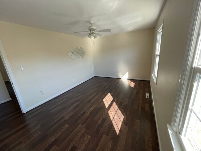 Building Photo - SOUTH STAFFORD TOWNHOME FOR RENT