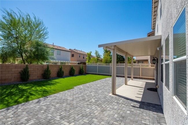 Building Photo - 1068 Crescent Falls St