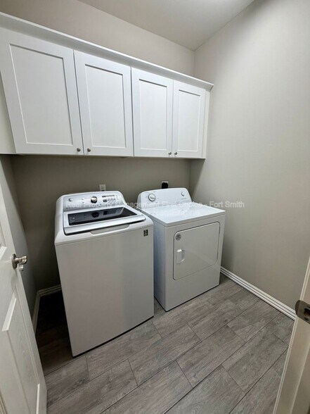 Building Photo - 9919 Landry Dr