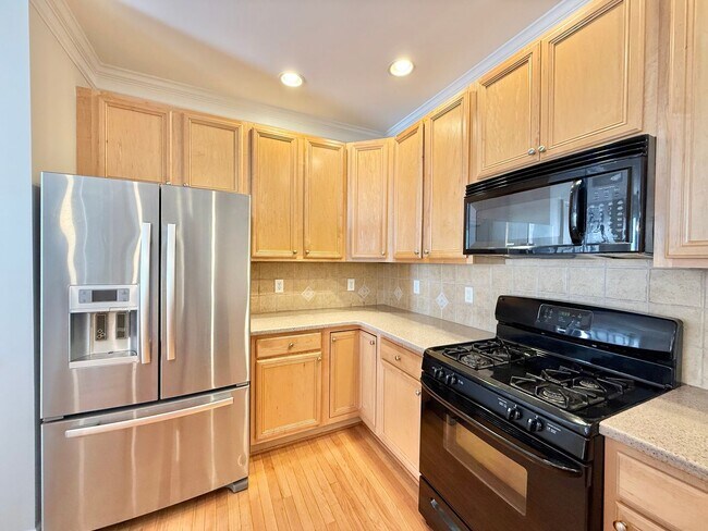 Building Photo - Gorgeous 3BD, 2.5BA Raleigh Townhome in a ...