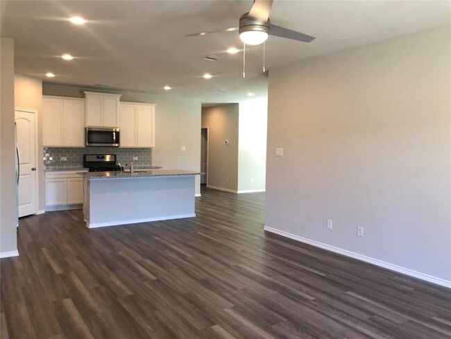 Building Photo - Fabulous home in a beautiful GATED MASTER PLANNED COMMUNITY