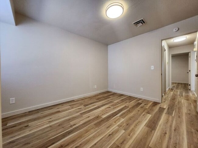 Building Photo - Renovated Cozy 2-Bedroom Duplex | Move In ...