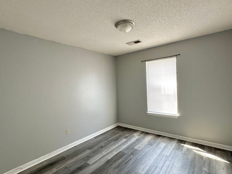 Building Photo - 1090 Cambrain Dr