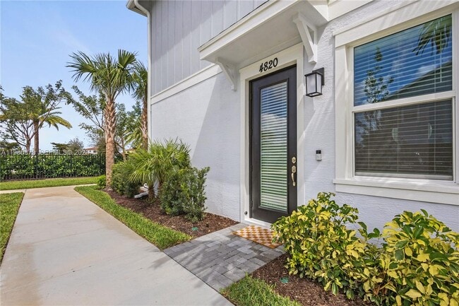 Building Photo - 4820 Longwood Lake Sq