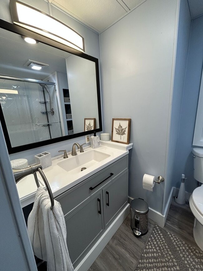 Building Photo - Newly Remodeled 2 Bedroom / 1 Bathroom Man...