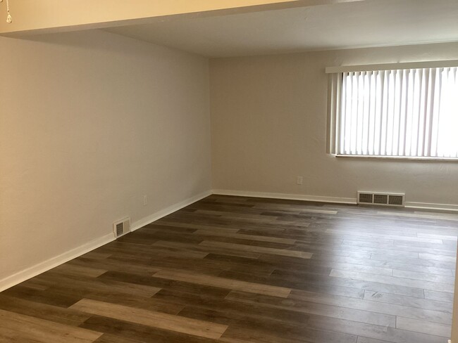 Building Photo - 2934 Clermont Ave