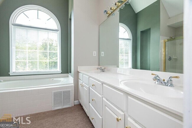 Building Photo - 225 Heritage Lake Dr