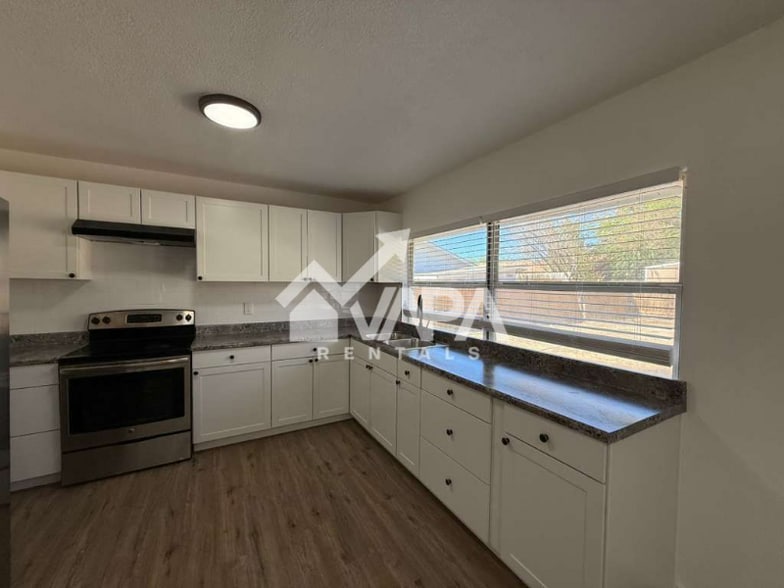 Building Photo - 6615 Cromer