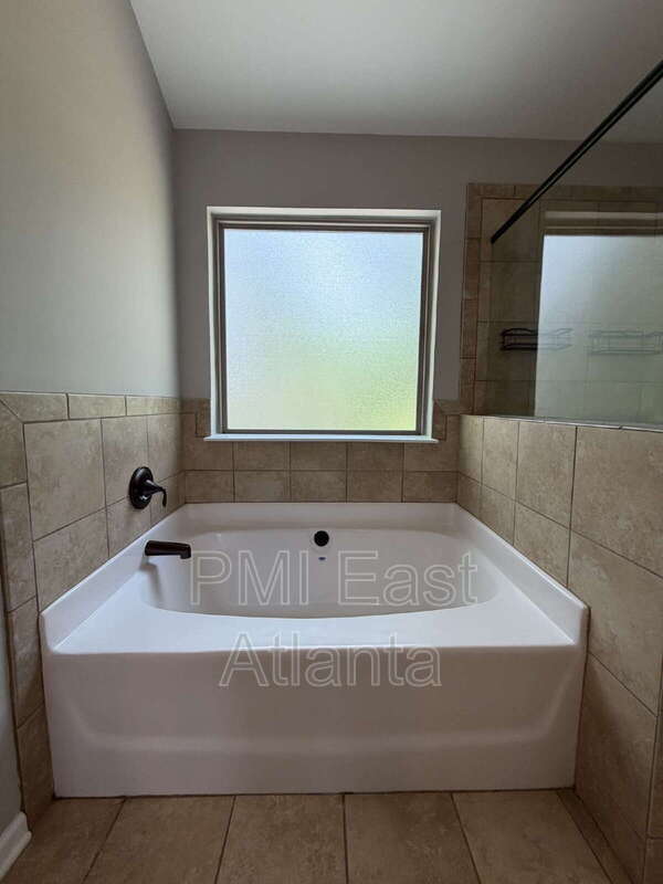 Building Photo - 422 Live Oak Pass