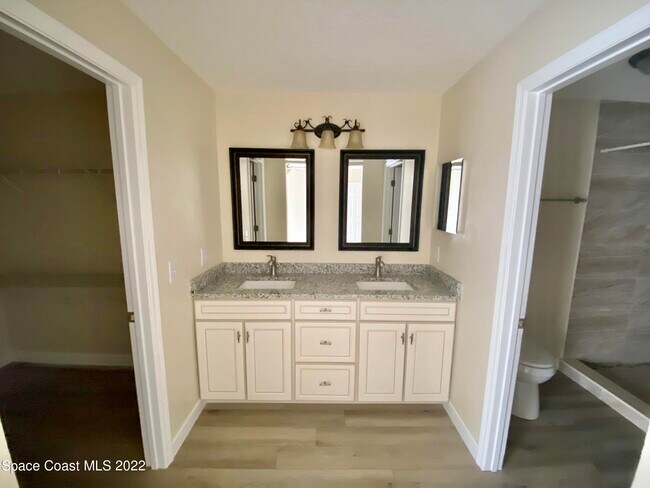 Building Photo - 2435 Palisades Dr SE