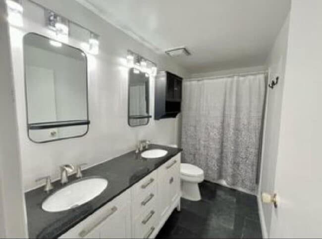 Building Photo - Pet friendly, upgraded and spacious 5 bedr...