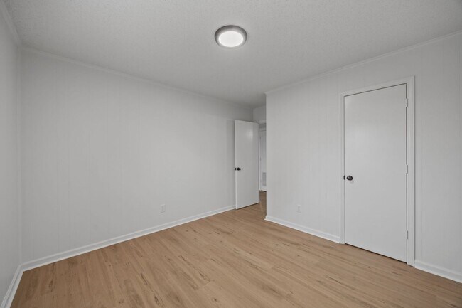 Building Photo - Welcome to Ravenwood Drive!