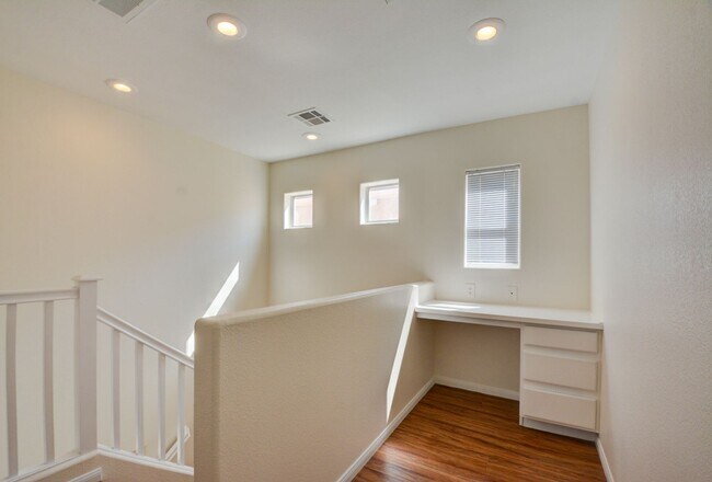 Building Photo - Beautiful two bedroom in great location