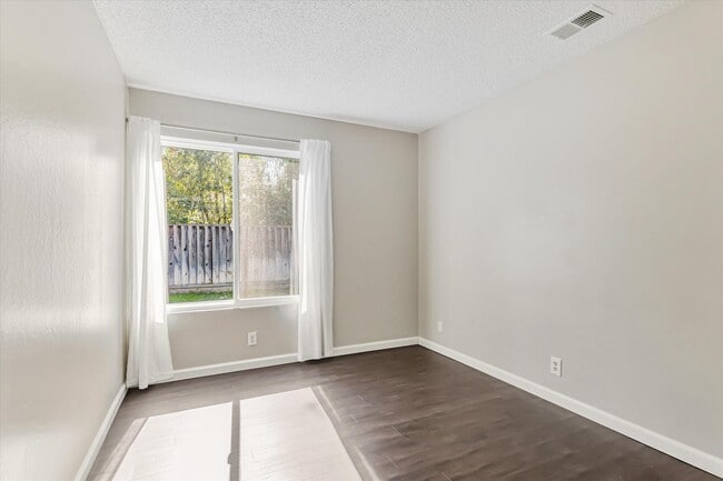 Building Photo - Updated home in Oak Grove