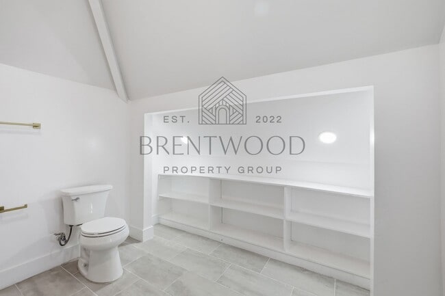 Building Photo - Contemporary 4bed/3bath with Private Yard