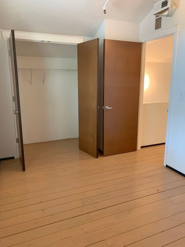 Building Photo - 318-320 W Myrtle