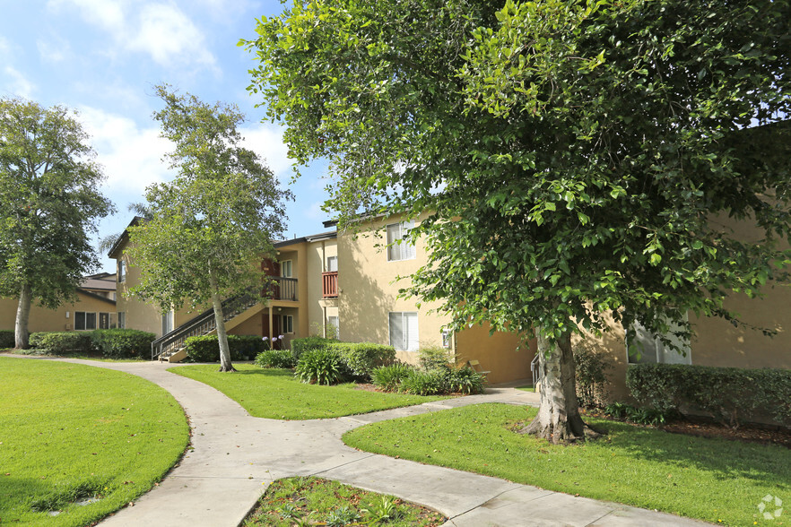 Courtyard - Valley Breeze Apartments