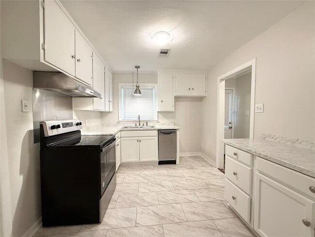 Building Photo - 1220 Chevy Chase Dr