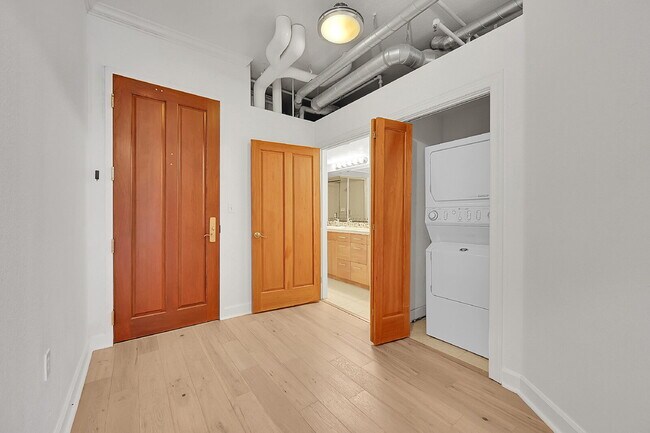 Building Photo - $2,500 - 1 Bed 1 Bath Condo with Central A...
