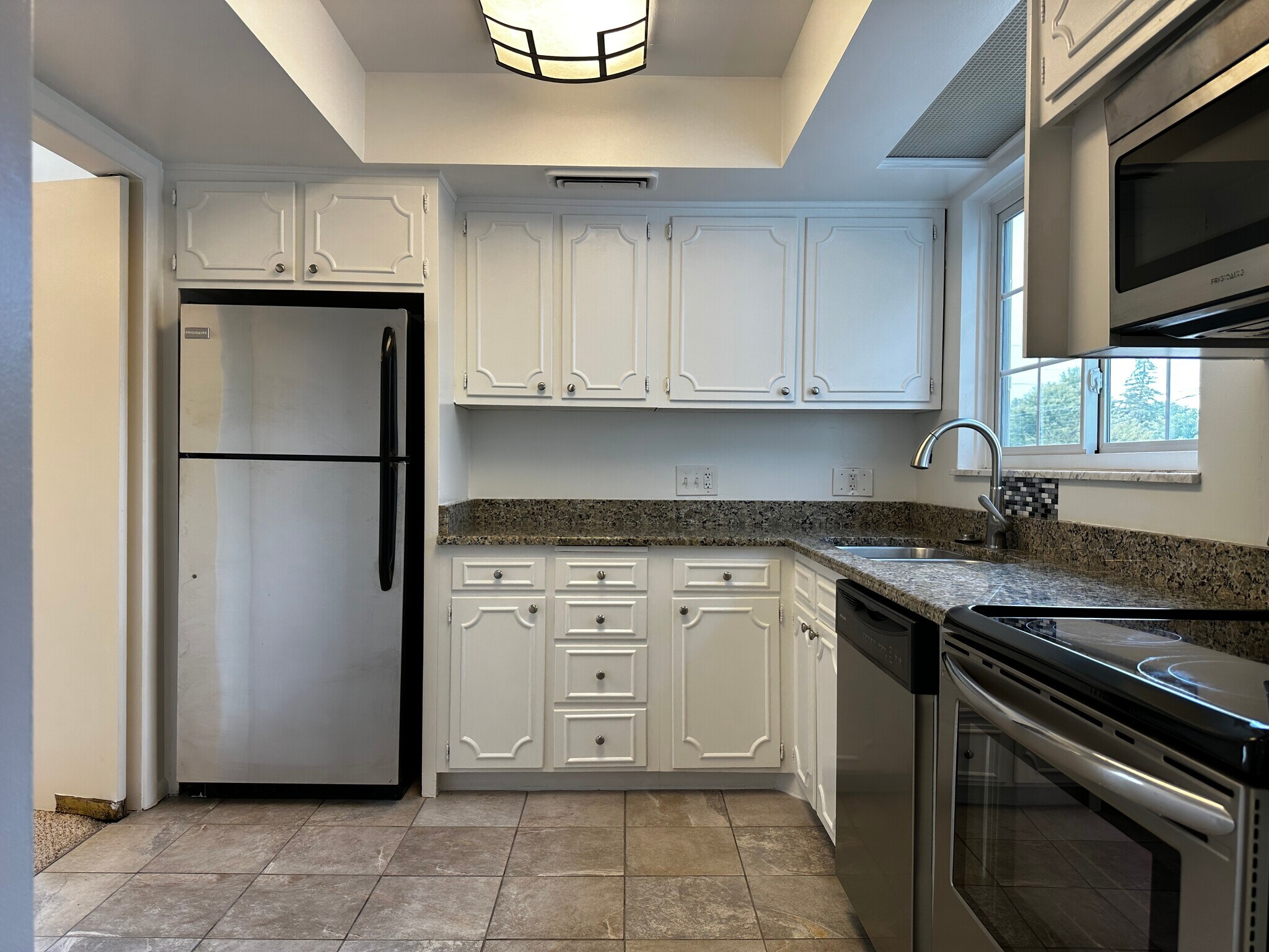 Kitchen - 3030 Hardale Blvd