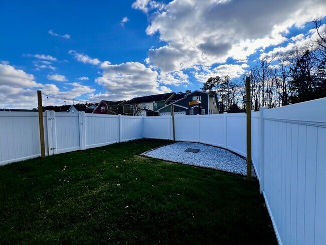 Building Photo - Beautiful Corner Lot, Single Family Home, in Sherwood Lakes.