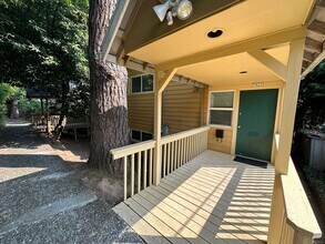 Building Photo - South Tabor 3 Bedroom 1.5 Bath Duplex Unit...