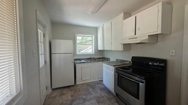 Building Photo - 903 7th Ave