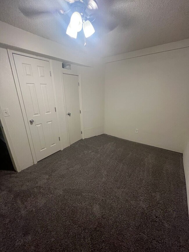 Building Photo - Spacious 4 Bed / 2 Bath Unit in Westwood C...