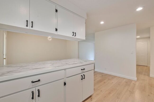 Building Photo - Updated Single Level Home with Large Fenced Yard