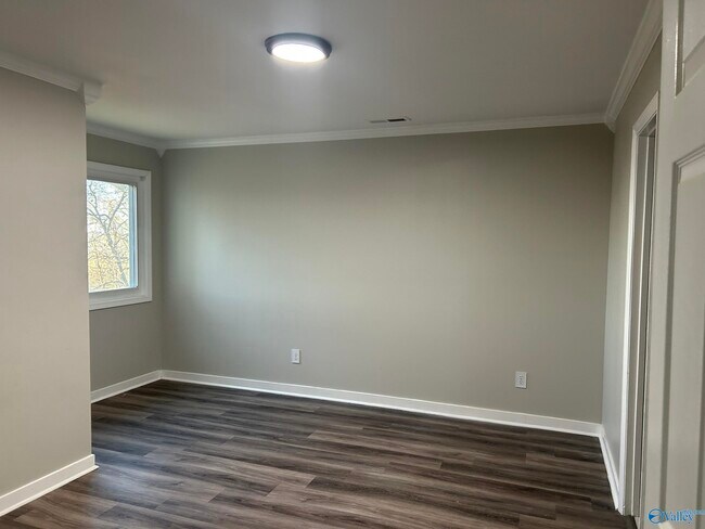 Building Photo - 2012 Fairway Hills Dr