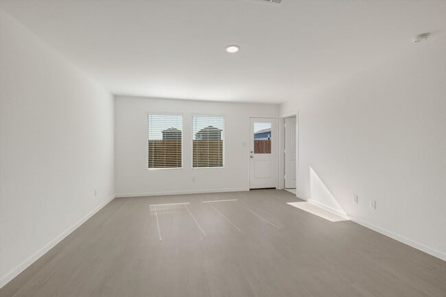 Building Photo - New Rent Rate! Modern 4/2 in East Central/ Sapphire Grove