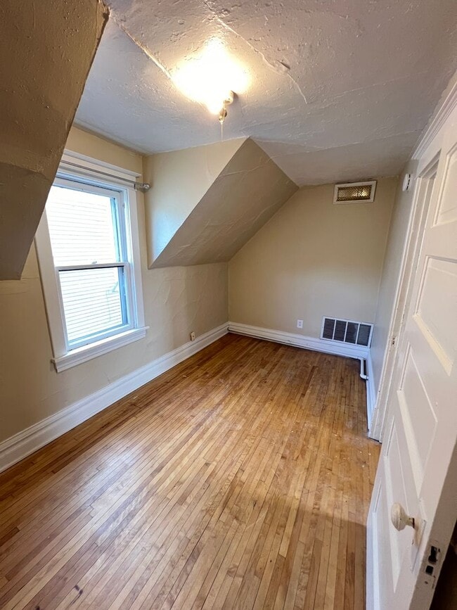 Building Photo - AVAILABLE JUNE - Upper 2 Bed 1 Bath in Billings Park Superior