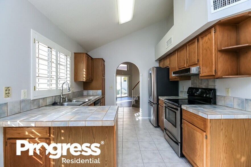 Building Photo - 1041 E Sunburst Ln