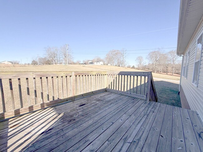 Building Photo - Spacious 4-Bedroom Home with Large Yard and Dual Garages in Cookeville