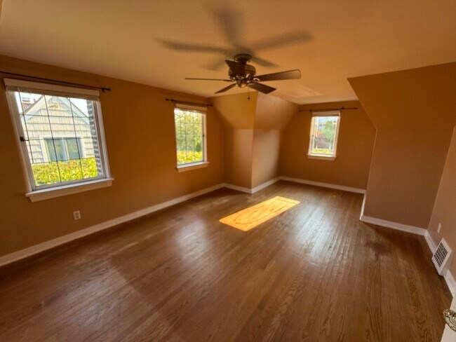 Building Photo - 2466 Montavista Pl W