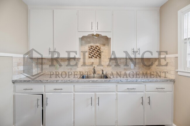 Building Photo - 851 N Old Manor Rd