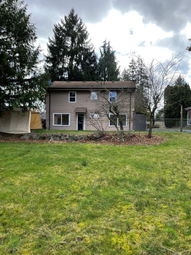 Building Photo - 4 bedroom 2 bathroom single family home lo...