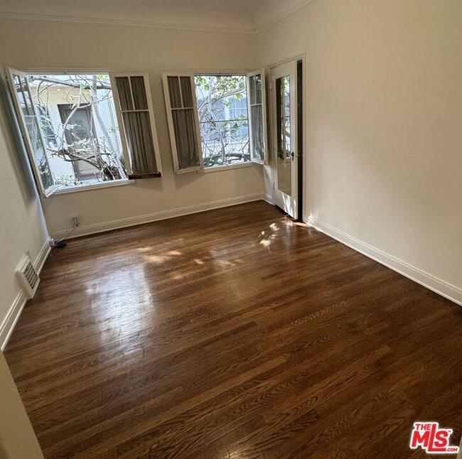 Building Photo - 328 N Sycamore Ave