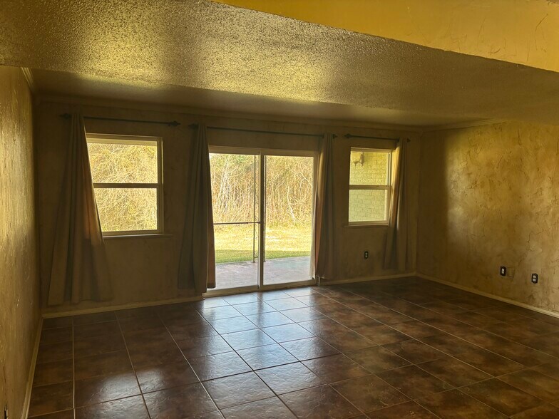 Very Private Space - 3121 Johnston St