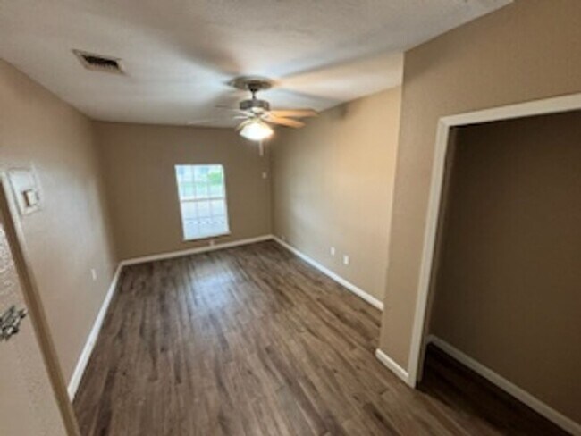 Building Photo - Inside loop 410/ Single story