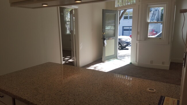 Building Photo - Victorian one bedroom apartment in Noe Val...