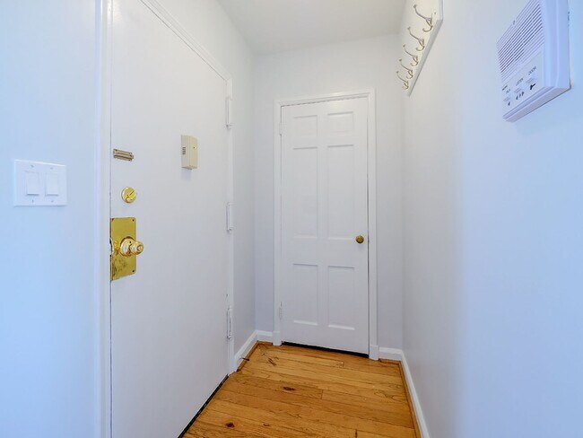 Building Photo - Sunny & Renovated 2BR 1BA in NW DC McLean Gardens Oasis!
