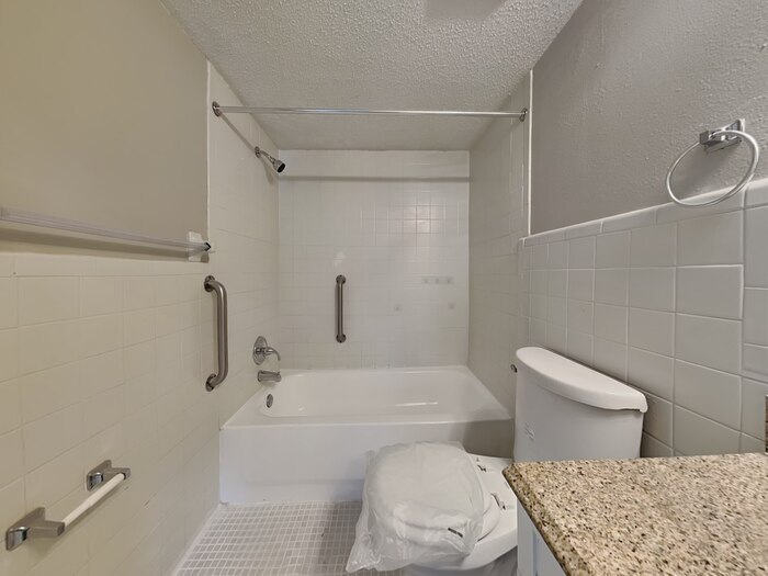 Building Photo - 610 Charter Ct