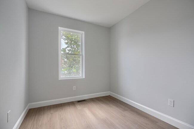 Building Photo - 15 N Abington Ave