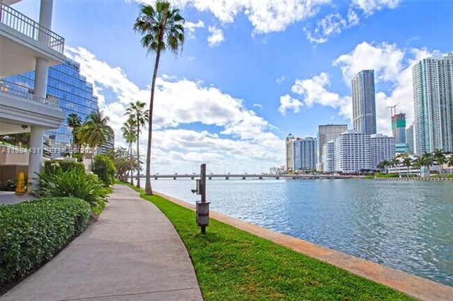 Building Photo - 801 Brickell Key Blvd