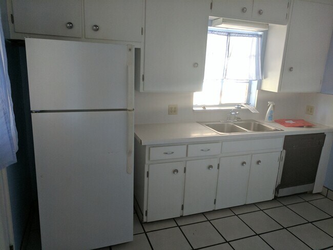 Building Photo - 2 Bedroom and 1 Bath Rental